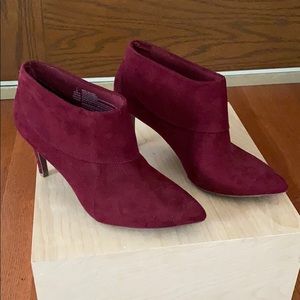 NEVER BEEN WORN maroon bootie heels